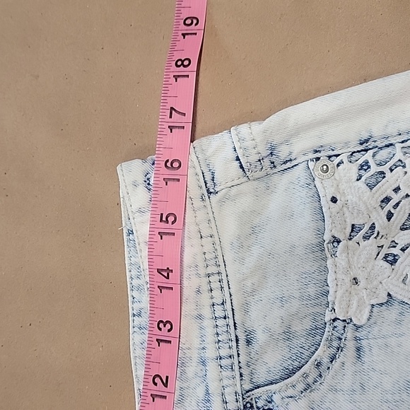 Mossimo Size 8 / 29 Acid Wash Lace Accent Denim Short-Shorts Excellent Used Cond - Picture 4 of 10